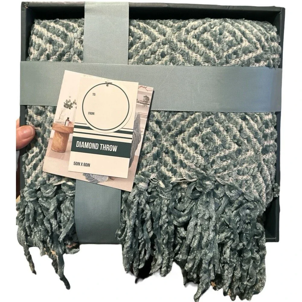 New in Box 50 x 60 Green & White Diamond Pattern Throw Blanket w/ Fringe NWT